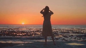 Видео с девушкой на берегу моря во время заката / video with a girl on the seashore during sunset