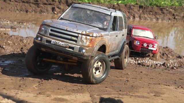 Два внедорожника застряли в мощном гряземесе