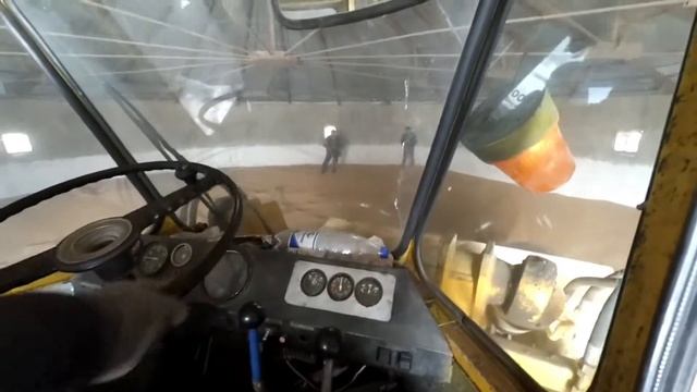 Погрузка зерна с помощью погрузчика Сталова воля на фуру.(1-день,1-сезон) смотреть онлайн