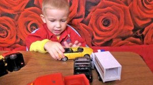 Игрушки для мальчика 2 года: Машинки, в том числе на пульте управления.