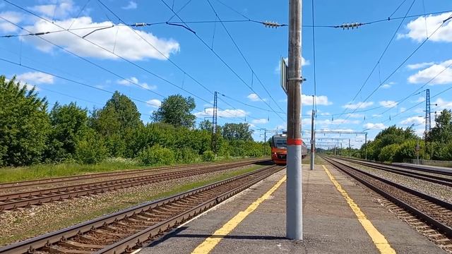 Электропоезд ЭП3Д-0051 с поездом Киров-Шахунья прибывает на станцию Пижма