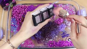 Мега-фиолетовый СЛАЙМ -  Смешайте «фиолетовые» тени для век, макияж и блёстки с прозрачной слизью.