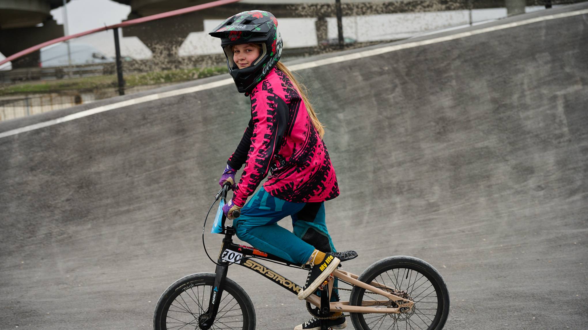 BMX, прыжки на закате, вечерняя тренировка