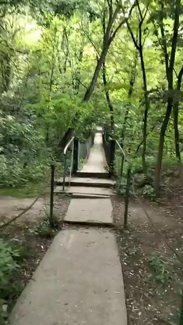 Иисус Христос распятый словно мост, соединяющий землю и небо