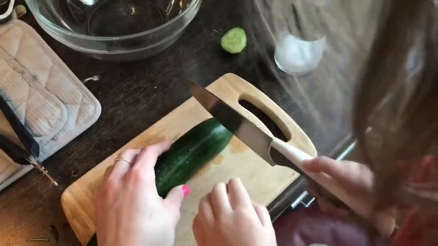 Вкусный обед из стейков, картофеля и яркого салата 🥗 смотреть онлайн