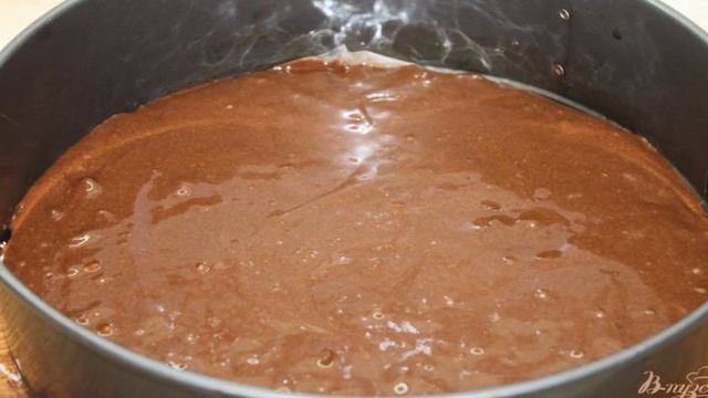 Шоколадный торт с грецкими орехами, сгущенным молоком и шоколадным соусом