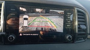 Skoda Karoq. Работа установленной камеры заднего вида с траекториями.