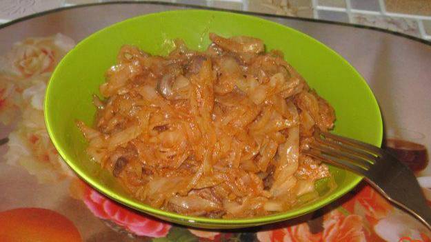 Куриные сердечки тушеные с капустой