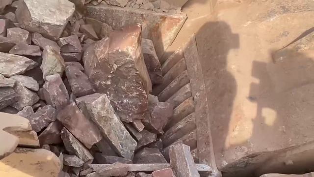 Строительство, дробление щебёнки