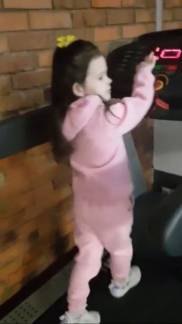 Алиса в тренажёрном зале смотреть онлайн