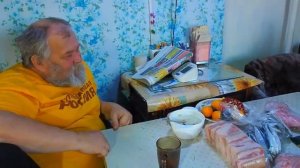 Добрый день в деревне и как деревенские пенсионеры обсуждают дружно насущные проблемы в отношениях