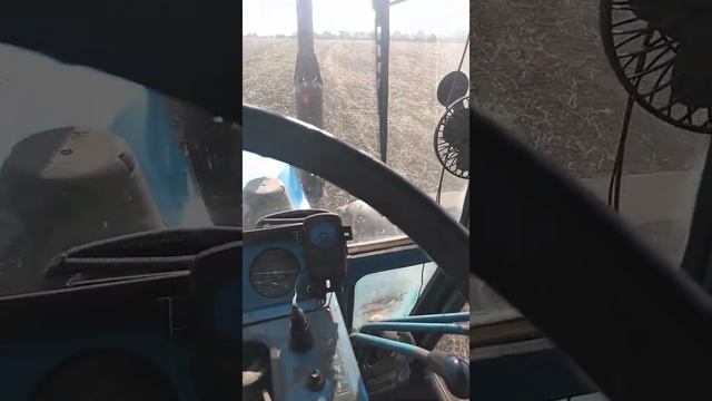 МТЗ-82 тащит компактор от Т-150