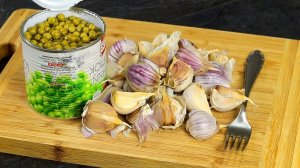 Беру БАНКУ ГОРОШКА и Чеснок! Готовлю гениальный салат! Вкусный рецепт из простых продуктов!