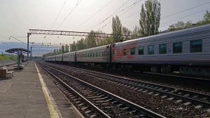 Электровоз ЭП1-080 с поездом №107Ж Волгоград-Нижневартовск проследует ст. Трофимовский-1