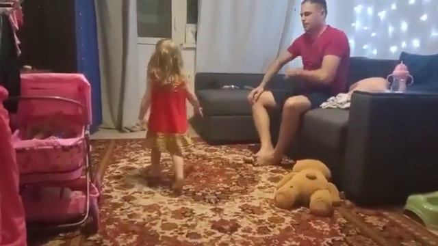 Папа учит Монику делать шпагат 😘😍 смотреть онлайн