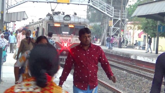 Very crowded 12 coach green EMU local trains arriving and departing quickly | Eastern Railway 🚂 смотреть онлайн