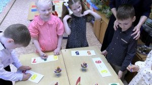 На занятия к дошколятам приходили учителя начальных классов