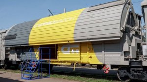 Инновационный крытый сочлененный вагон с раскрывающейся крышей модели 11-2151
