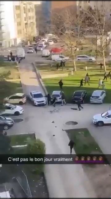 Копы заехали не в тот спальный район во Франции