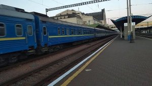 ЧС8-016 с поездом 105 ЧЕРНОМОРЕЦ 2008 Киев - Одесса отправляется с 1 пути станции Киев-Пасс.Украина