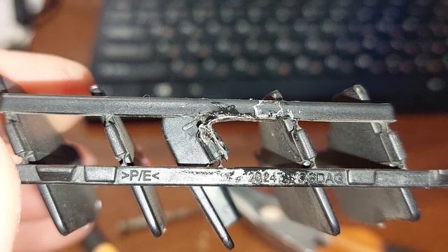 Сломались горизонтальные жалюзи в переднем дефлектора водителя Citroen C4 B7 2011