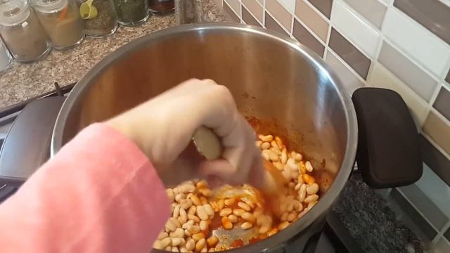 Kuru Fasulye Nasıl Yapılır? | Pastırmalı Kuru Fasulye Tarifi смотреть онлайн