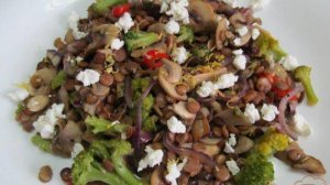 Салат с чечевицей и овощами