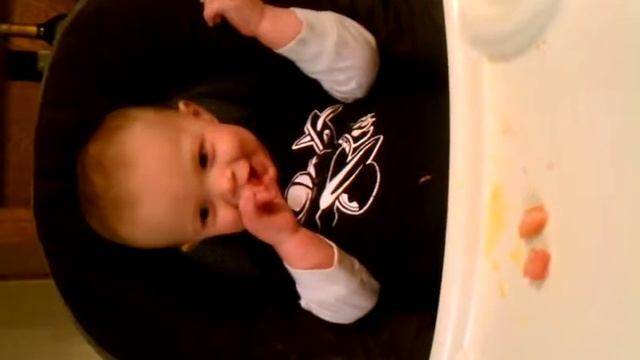 Toddler eating sour grapefruit! смотреть онлайн