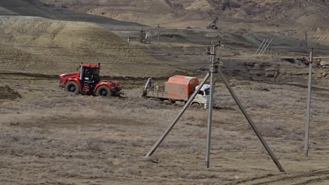 К-700 не смог вытащить КАМАЗ из грязи