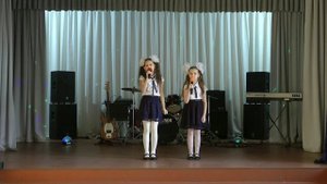 поют Катя Лычагина и Нелли Степанова