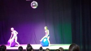 Гимнастка с мячами-1001 песенка