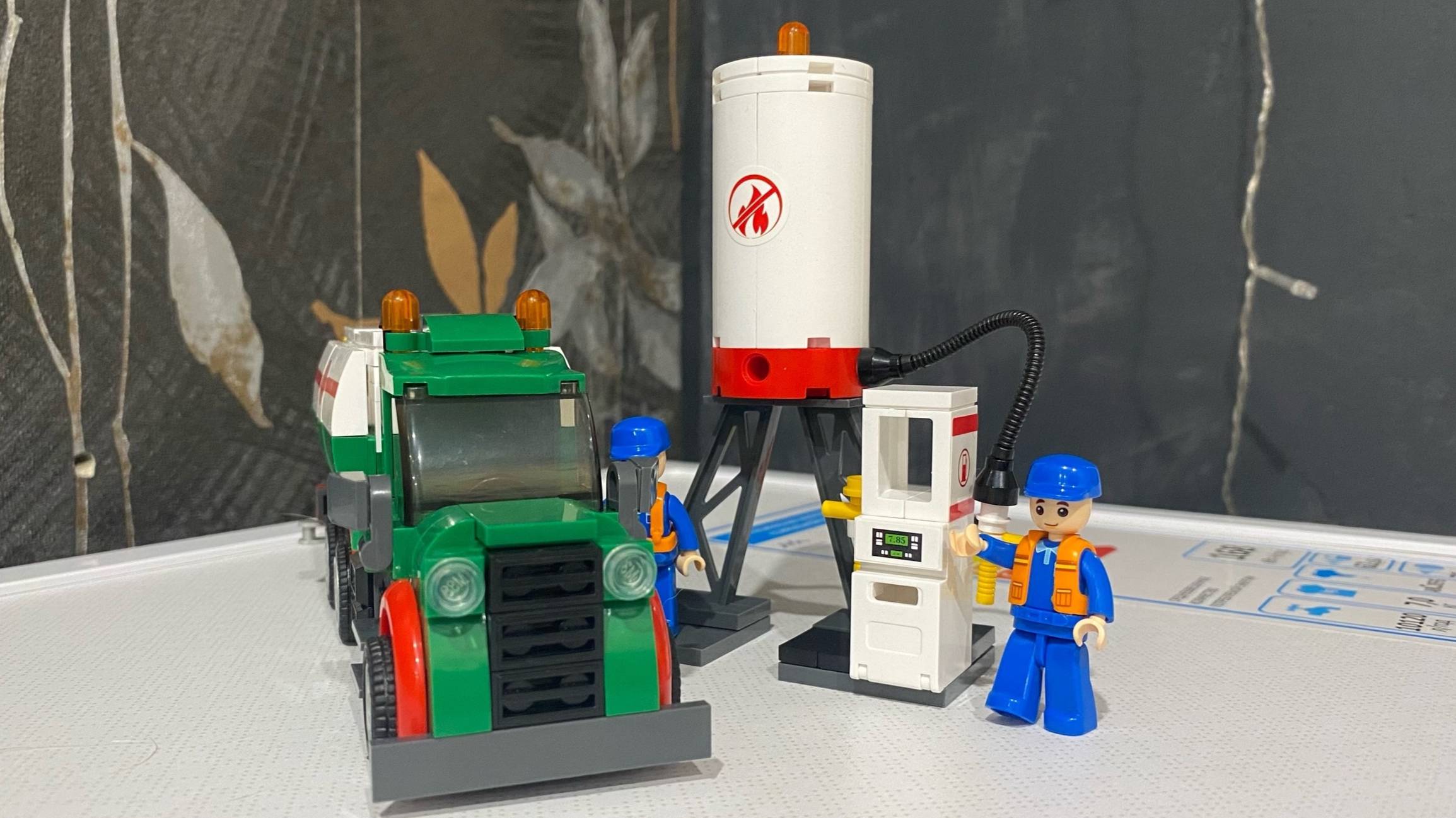 Распаковка, сборка и демострация  конструктора Sluban Город Бензовоз