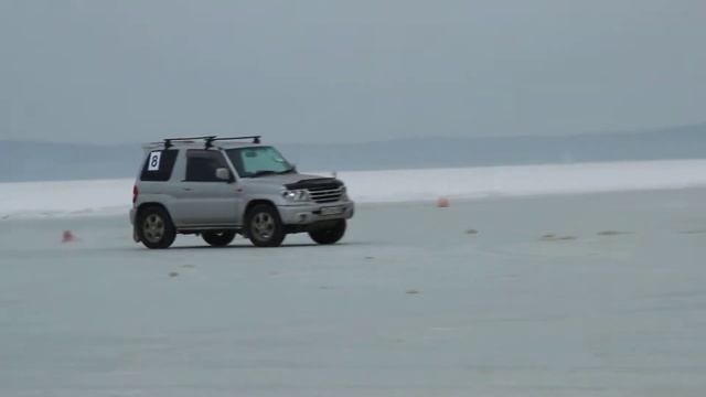 Попытка выполнить упражнение "круг в заносе" на полноприводном а/м, машину развернуло