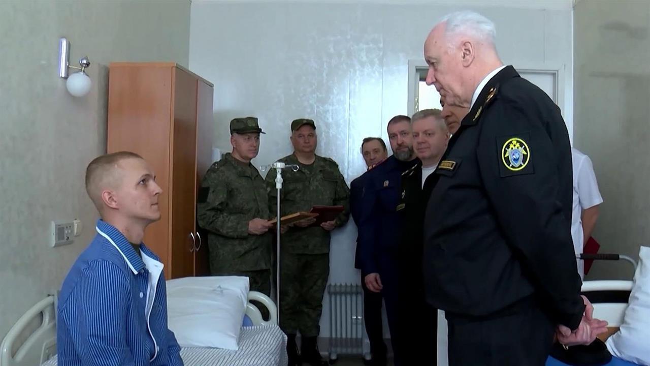 Александр Бастрыкин посетил бойцов, которые проходят лечение в ВМА имени Кирова