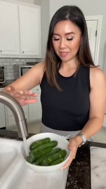 How to make the viral Spiral Chinese Cucumber Salad | MyHealthyDish смотреть онлайн