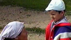 ДЕРЕВНЯ. 1998. СЕРГЕЙ КРАСИТ ВОРОТА, ОЛЕГ, ОЛЬГА, БАБА ВАЛЯ. МОСЬКА. ПЕРВОМАЙСК . СЕМЕЙНЫЙ АРХИВ