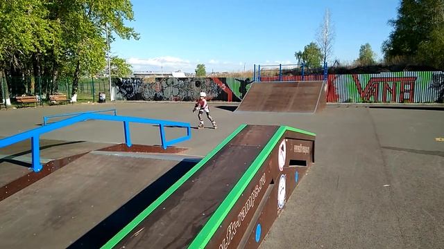 Учится делать прыжок на 180 в скейт-парке. смотреть онлайн