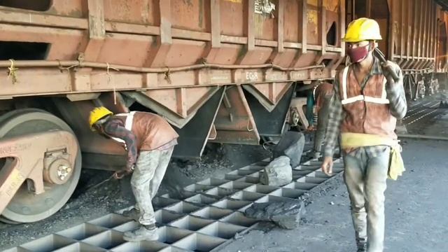 Unloading of Wagon BOBRN Load At Hopper in POWER PLANT/Best Hopper unloading Video /Coal Unloading смотреть онлайн