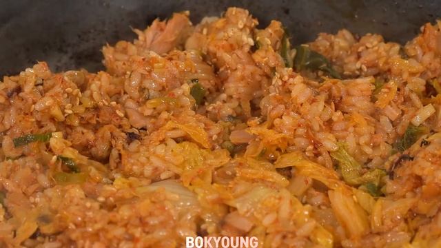 요리 집밥먹방 :)참치 김치볶음밥, 떡볶이, 감자조림, 깻잎튀김, 돈가스, 콩나물무침.디저트는 달달한 약과하고 더 달달한 참외.