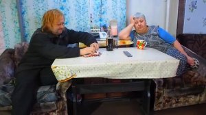 Деревенское утро мы с мамой пьем чай и рассказываем как просто прошел праздник ПОДВАЛ ИЛЬИЧА
