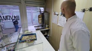 СКОЛЬКО ЗАРАБАТЫВАЕТ ШАУРМИСТ?