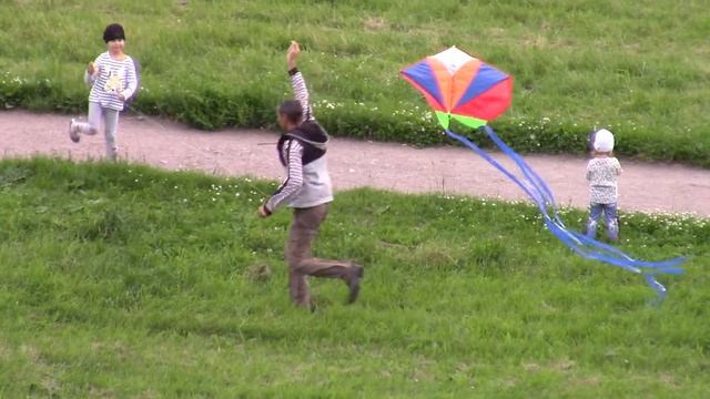 Окно . Бумажный змей . Отец с детьми