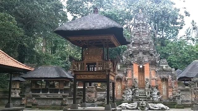 Pura Dalem Agung in the Ubud Monkey Forest смотреть онлайн