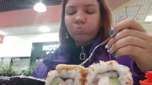 Мукбанг ем роллы