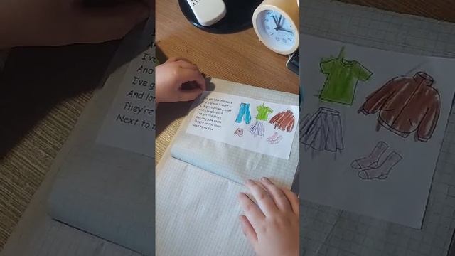 какой аксессуар нравится Михаилу и какая одежда. Учим Английский в месте с Михаилом.