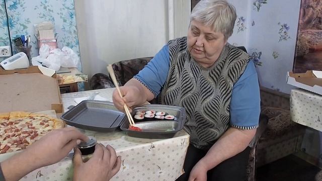 Подписчица заказала для нашей семьи ПИЦЦУ с РОЛЛАМИ и мы первый раз попробовали роллы