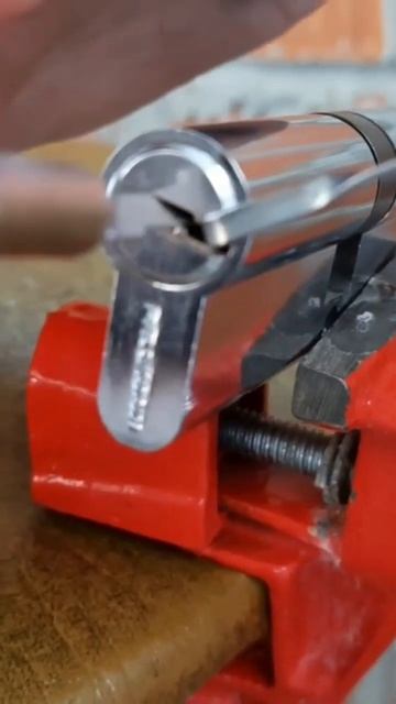 КАК ВСКРЫТЬ ДВЕРНОЙ ЗАМОК #shorts смотреть онлайн