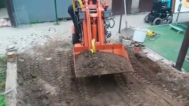 Мини погрузчик на гидроходу в работе