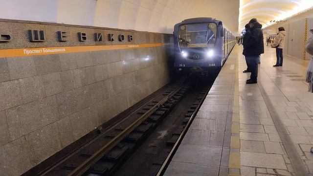 Поезд Аквариум 81-540.5-541.5 прибывает на станцию Проспект Большевиков
