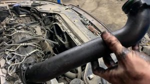Диагностика и устранение утечки воздуха в патрубках турбокомпрессора Вольво хс70 с мотором D5.